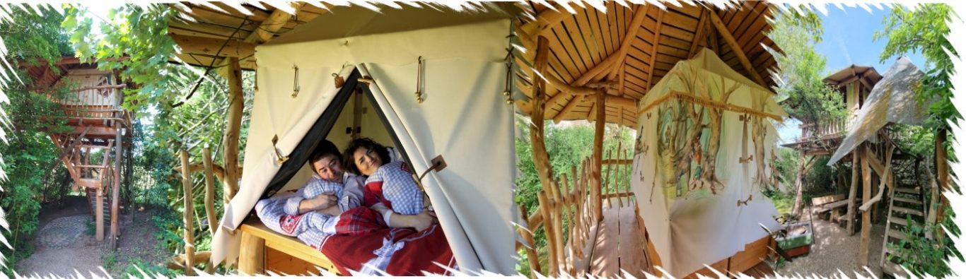 Entspannen sich in einem Zelt, umgeben von Natur und Holzstrukturen.